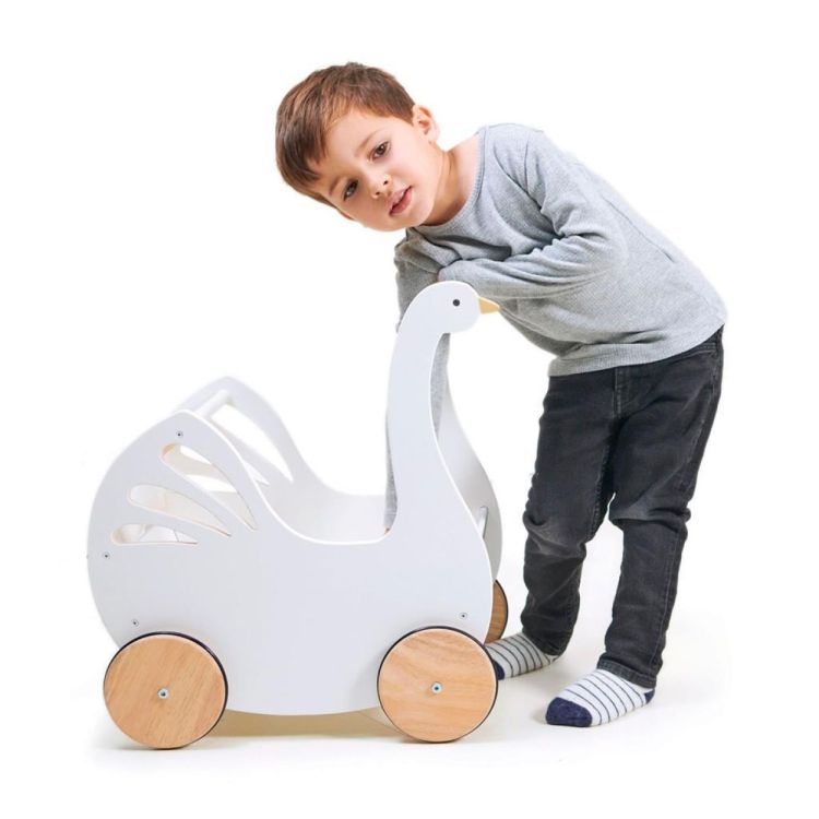 Tender Leaf Toys Houten Poppenwagen 'Zwaan' (4608105) - SPADT - speelgoed met advies