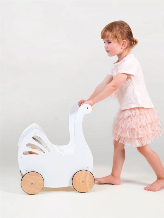 Tender Leaf Toys Houten Poppenwagen 'Zwaan' (4608105) - SPADT - speelgoed met advies